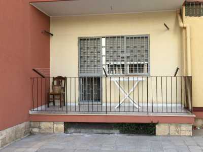 ...situati praticamente sul marciapiede